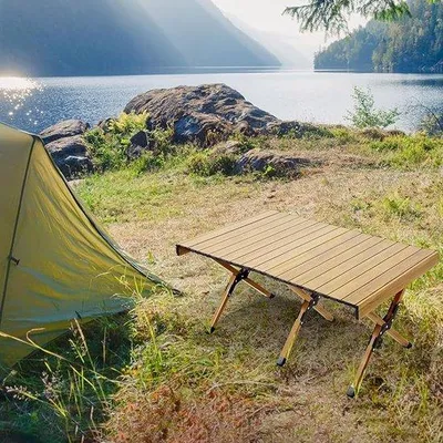Image de Table de plage portable pour la plage, la randonnée, le trekking, les pique-niques, les voyages en sac à dos, le camping et les événements sportifs – 60 x 120 x 43 cm