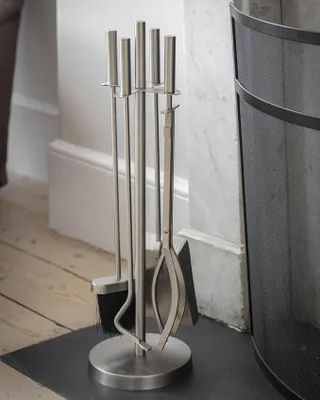 Immagine prodotto di Set di accessori per camino - Set di 4 pezzi argentati per camino, composto da spazzola, paletta, forchettone e pinza - Accessori per camino in acciaio verniciato a polvere (argento)