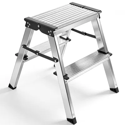 Image de Échelle en aluminium robuste et durable pour un usage domestique, avec marches antidérapantes et mécanisme de pliage.