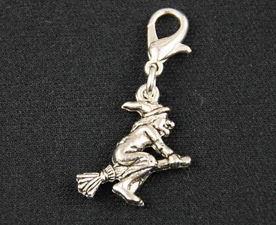Produktbild von Hexe Charm Hexenbesen auf Besen Halloween Besenreiten Miniblings versilbert