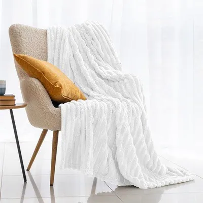 Produktbild von Famanu Fleece Plaid 130 x 150 cm - Weiß - Flauschig, Weich & Warm - 1-Personen