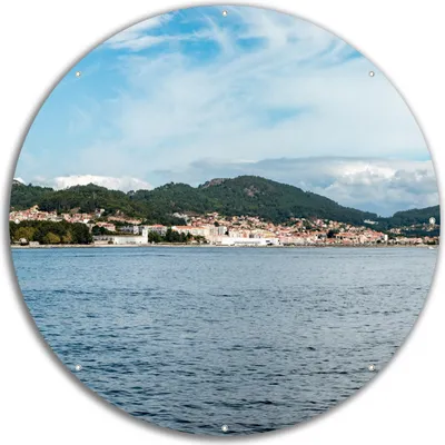 Produktbild von Wallario rundes Outdoor-Poster für Garten oder Balkon, Motiv Stadt zwischen Bergen und Meer, 60 cm Durchmesser