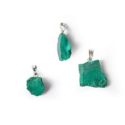 Immagine prodotto di Ciondolo con gemma grezza di malachite -- confezione da 3 pezzi - ±2,5 cm