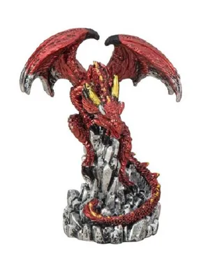Dieses Bild zeigt eine detailreiche Figur eines roten Drachen, der auf einem Felsen sitzt.