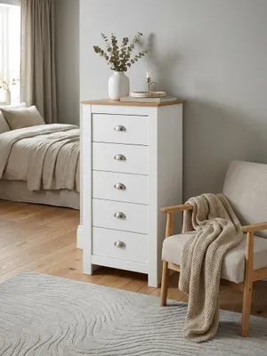 Die schmale Kommode in Weiß mit Eiche-Deckplatte steht in einem hellen Schlafzimmer und bietet mit fünf Schubladen eleganten Stauraum._#sku_SAFWL6.379#