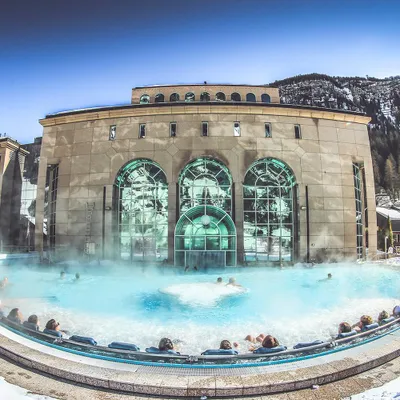 Produktbild von Jochen Schweizer Wellnessurlaub Leukerbad für 2 (1 Nacht); Erlebnis verschenken oder selbst erleben; Gutschein gültig für 2 Personen