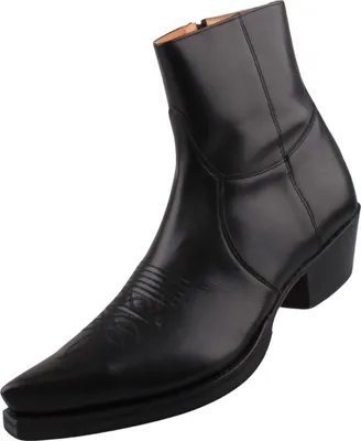 Das Bild zeigt einen schwarzen Stiefel der von der Seite betrachtet wird. Der Schuh hat eine schlichte und elegante Form mit einer leicht erhöhten Sohle.