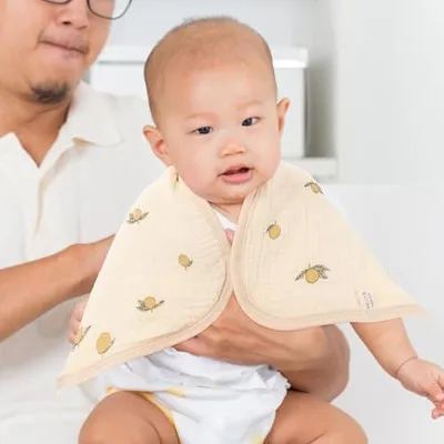 Produktbild von 2 Stück weiche Baumwoll-Spucktücher für Neugeborene, waschbar und schützend für die Kleidung, praktische und saugfähige Babylätzchen für Jungen und Mädchen