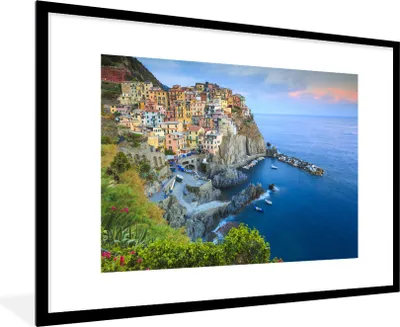 Produktbild von MuchoWow® Gerahmtes Poster Beleuchtetes Dorf Manarola in den Cinque Terre 90x60 cm - Poster mit Schwarzem Bilderrahmen Wandposter Rahmen Foto Bilder - Wanddekoration - Fotos