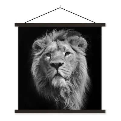 Produktbild von MuchoWow® Textilposter Löwe - Porträt - Schwarz - Weiß 90x90 cm mit schwarzem Rahmen - Magnetisches