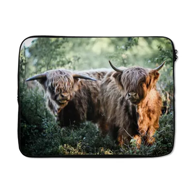 Produktbild von MuchoWow® Laptop Hülle 17 Zoll Laptoptasche Schottische Highlander - Wald - Tiere - Zipper - Schutzabdeckung