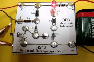 Produktbild von Durchgangsprüfer Bausatz auf Holzbrett