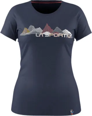 Dunkelblaues T-Shirt für Damen von La Sportiva mit buntem Bergmotiv auf der Vorderseite.
