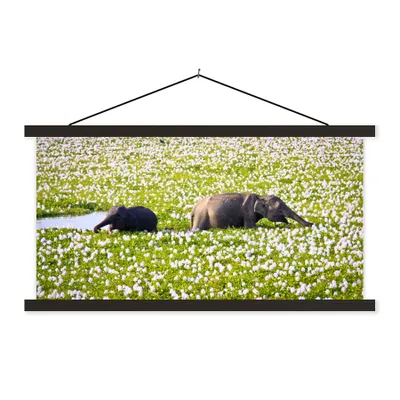 Produktbild von MuchoWow® Textilposter Elefant - Wasser - Pflanzen - Grün - Natur - Tiere 90x45 cm mit schwarzem Rahmen - Klemmleisten