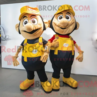 Productafbeelding van Gouden REDBROKOLY Moussaka-mascottekostuum gekleed met een tuinbroek en stropdassen