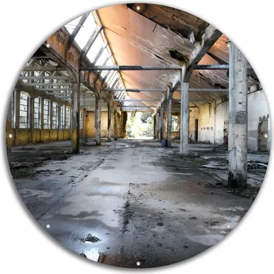 Produktbild von Wallario rundes Outdoor-Poster für Garten oder Balkon, Motiv Alte Industriehalle  leerstehend und einsam, 60 cm Durchmesser