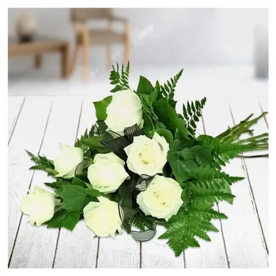 Produktbild von Trauerstrauß mit weißen Rosen - Liegestrauß für Beerdigungen und Kondolenzen