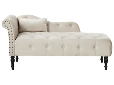 Produktbild von BELIANI Chaiselongue Linksseitig Hellbeige Samtstoff mit Kissen Hohe Rückenlehne Armlehnen Gedrechselte Holzfüße Nieten Knöpfe Retro Chesterfield Stil