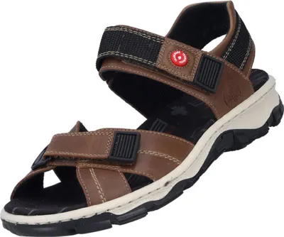 Auf dem Bild ist eine braune Sandale zu sehen die von der Seite betrachtet wird. Die Sandale hat ein schlichtes Design mit einem Riemen über dem Spann und einem weiteren um den Fersenbereich.