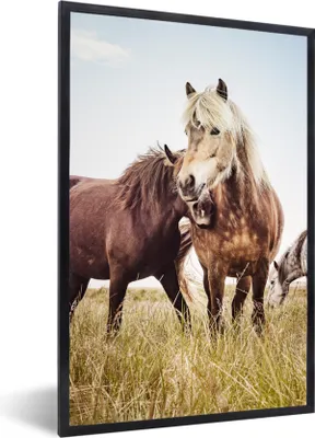 Produktbild von MuchoWow® Gerahmtes Poster Pferde - Gras - Frühling 60x90 cm - Poster mit Schwarzem Bilderrahmen Wandposter Rahmen Foto Bilder - Kunst
