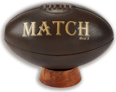 Image de Ballon de rugby vintage avec support de présentation en bois