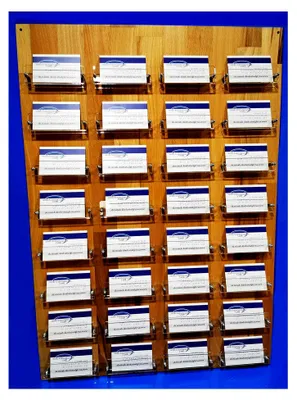 Produktbild von Wandmontierter Visitenkartenhalter mit 32 Fächern aus Acrylglas und Holz