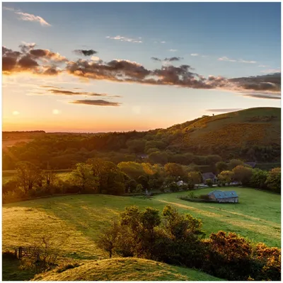 Produktbild von Wallario Premium Glasbild, freischwebende Optik, kräftige Farben, Größe 30 x 30 cm Motiv Schlosspanorama in England bei Sonnenaufgang