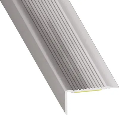 Produktbild von Selbstklebende Aluminium-Trittstufe 45x23mm lang. 1m