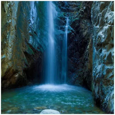 Produktbild von Wallario Sticker / Aufkleber für Kühlschrank / Geschirrspüler / Küchenschränke, selbstklebende Folie - 60 x 60 cm, Motiv: Wasserfall bei Sonneneinfall
