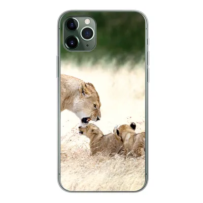 Produktbild von MuchoWow® Handyhülle Schutzhülle Hülle für iPhone 11 Pro Max Löwe - Gras - Junge - Familie Silikon Softcase Handy Hülle - Schutz