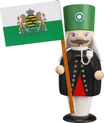 Ein Räuchermann in traditioneller Bergmannsuniform mit grünem Schachthut hält eine Standarte mit sächsischem Wappen in der Hand und trägt einen schwarzen Mantel mit rotem Dreieck auf der Vorderseite