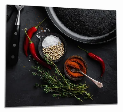 Produktbild von Wallario Herdabdeckplatte aus Glas, Größe 60 x 52 cm 1-teilig, Motiv Chili und Pfeffer - Gewürze neben einer Eisenpfanne