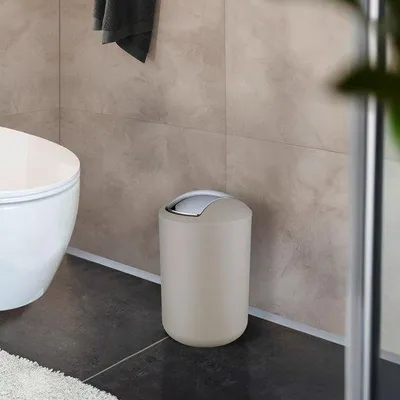 Obrázek produktu pro Kbelík Unyqoos® s klapkovým víkem – vyrobený z odolného termoplastického materiálu, objem 6,5 litrů, barva taupe, rozměry 19,5 x 31 cm, kompaktní design vhodný do koupelny a domácnosti