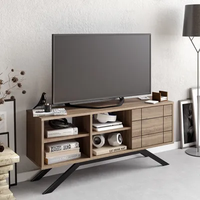 Immagine prodotto di Skye Decor, mobile TV moderna, nera e noce, 130 x 38,6 x 58,6 cm | Realizzata in pannello di particelle rivestito in melamina al 100%, spessore 18 mm | Gambe in metallo, numerosi ripiani, possibilità di montaggio a parete
