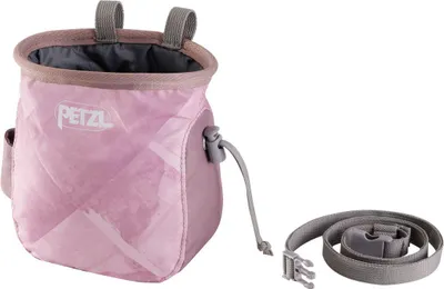 Rosa Chalkbag von Petzl mit grauem Kordelzug und abnehmbarem grauem Gurt mit Schnalle