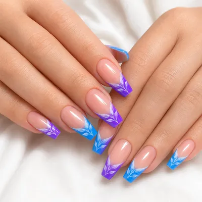 Productafbeelding van 24 Press-On Nagels Coffin Medium – Blauw-Roze Ombre Kunstnagels met Wit Bladmotief – Herbruikbare Plaknagels voor Dames, AI-gegenereerde afbeelding