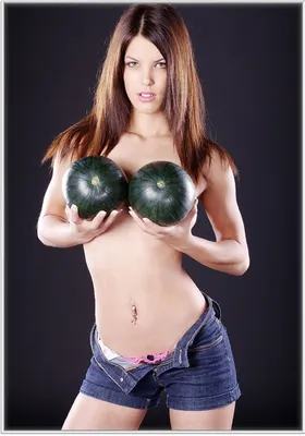 Produktbild von Wallario Wandbild Schöne halbnackte Frau mit Melonen, Größe: 70,30 x 100,30 cm, Poster mit weißem Kunststoffrahmen