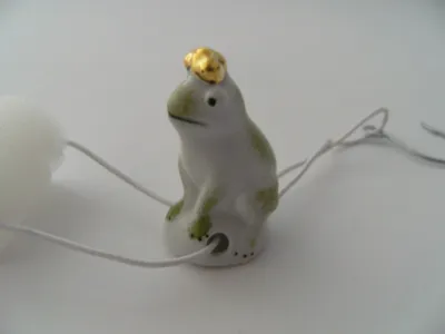 Produktbild von Porzellan Tropfenfänger Froschkönig, handbemalt für Kaffee- oder Teekannen, Figur Frosch