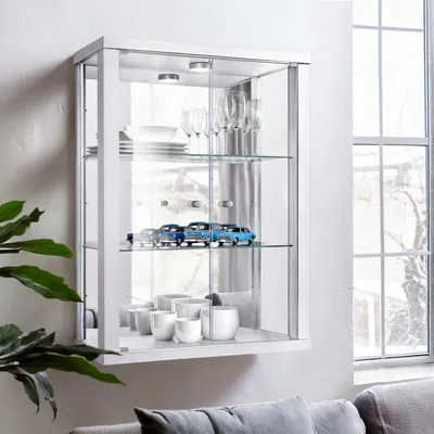 Immagine prodotto di K-Möbel Vetrina sospesa in bianco (80x60x25 cm) con 2 ripiani in vetro regolabili in altezza, specchio e LED - Vetrina sospesa in vetro - Vetrina a parete - Scaffale in vetro