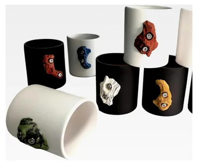 Produktbild von Kaffeetasse in mattem Schwarz oder Weiß mit Boulderstein-Klettergriff für Kletter- und Outdoor-Enthusiasten