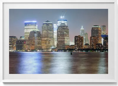 Produktbild von Panorama der Stadt bei Nacht– Wandbild mit Rahmen – Gerahmtes Bild  – Wanddekoration – 100x70 cm –  Weiß Rahmen