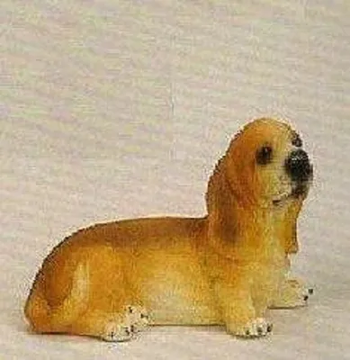 Eine niedliche, liegende Basset-Hundefigur. Detailliert gestaltet, mit realistischen Felltexturen.