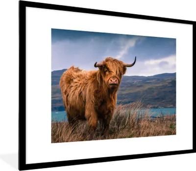 Produktbild von MuchoWow® Gerahmtes Poster Schottischer Highlander - Berg - Wasser - Natur - Kuh 80x60 cm - Poster mit Schwarzem Bilderrahmen Wandposter Rahmen Foto Bilder - Schlafzimmer-Dekorationen - Fotoposter