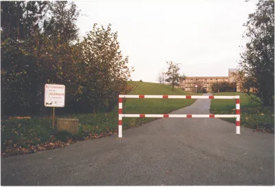 Produktbild von Wegesperre aus Vierkant-Stahlrohr, ortsfest, Ober- und Knieholm, mit Lackierung, zusammenschraubbar, 2000 mm breit