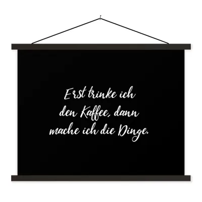 Produktbild von MuchoWow® Textilposter Zitate - Kaffee - Erst trinke ich den Kaffee, dann mache ich die Dinge - Sprichwörter 120x90 cm mit schwarzem Rahmen - Aufhänger für Poster