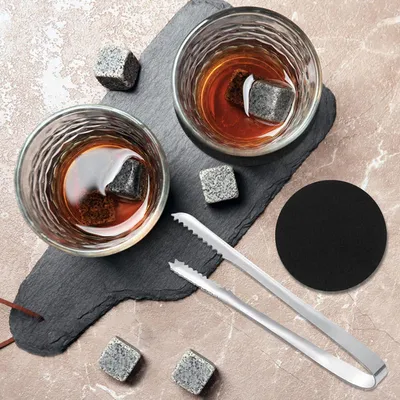 Produktbild von Whiskey Set - 8 Whiskey Steine, 2 Kristall Whiskey Rock Gläser, Samtbeutel, Zange - Handgemachte Geschenkbox für Männer