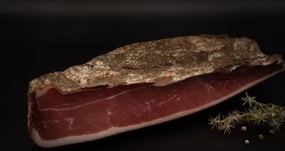 Zdjęcie produktu dla Bekon dojrzewający, 6-7 miesięcy, połowa boku, ok. 2,2 kg. - Bekon "Raich"