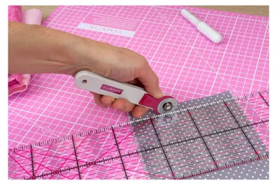 Produktbild von Mini-Stoffschneider mit Klingenschutz, 28mm - Rollschneider für Bastel- und Näharbeiten (pink)
