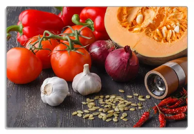Produktbild von Wallario Frühstücksbrettchen aus Glas 20 x 30 cm mit rutschfesten Füßen, Motiv Kürbissuppe - Zutaten mit Tomaten, Knoblauch, Zwiebeln und Pfeffer