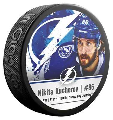 Imagen del producto de Puck de la NHL, diseño "Estrella" del equipo Tampa Bay Lightning - N. Kucherov
